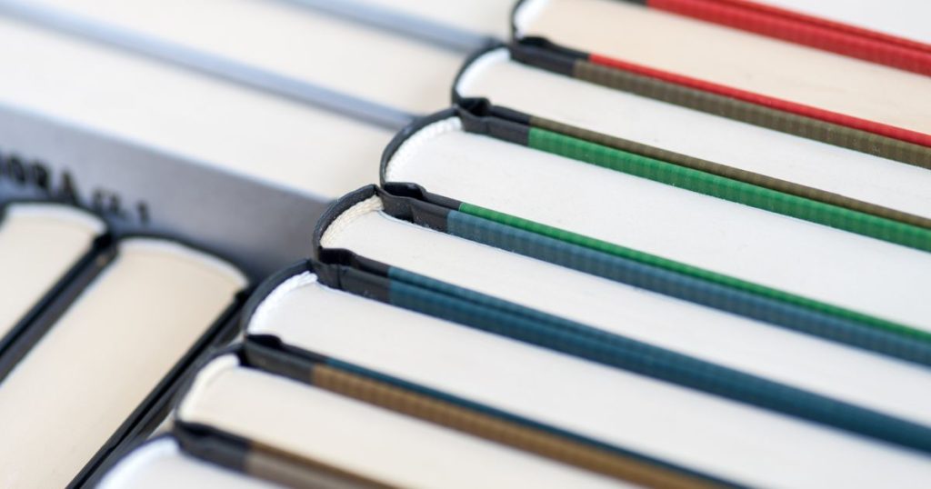 たくさんの冊子が並んでいる様子